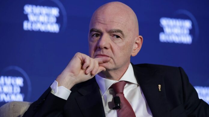 Infantino (1) Dimite el principal asesor de Infantino en protesta por su plan de vender el Mundial
