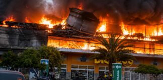 Incendio de gran magnitud afectó estructura de un centro comercial en Porlamar