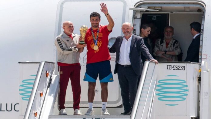 Rodri La selección española aterrizó en Madrid con el trofeo de campeones del mundo