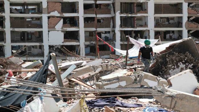 Labores de remoción tras el terremoto en Venezuela 24 familias afectadas por los terremotos en La Guaira se refugian en Maracay