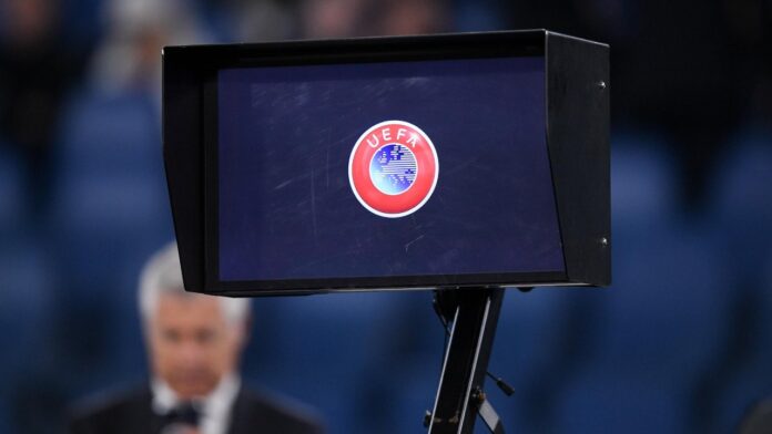 UEFA y los árbitros acuerdan limitar las revisiones del VAR