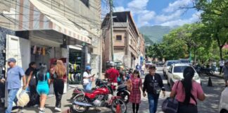 Comerciantes y habitantes de La Guaira intentan reanudar sus actividades a un mes de la tragedia