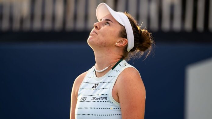 Noskova La monarca de Wimbledon cayó en su estreno en Canadá
