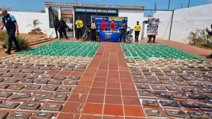 PNB Falcón Autoridades en Falcón detuvieron a dos personas con 300 kilos de drogas y armas de asalto