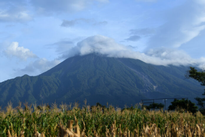 El volcán de Fuego, uno de los tres activos en Guatemala, pierde fuerza en sus erupciones
