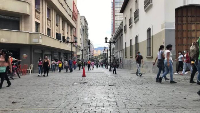 gente-caminando-por-las-calles-del-centro-histórico-de-caracas-venezuela-diciembre-una-calle-concurrida-en-el-lugar-nacimiento-238212791